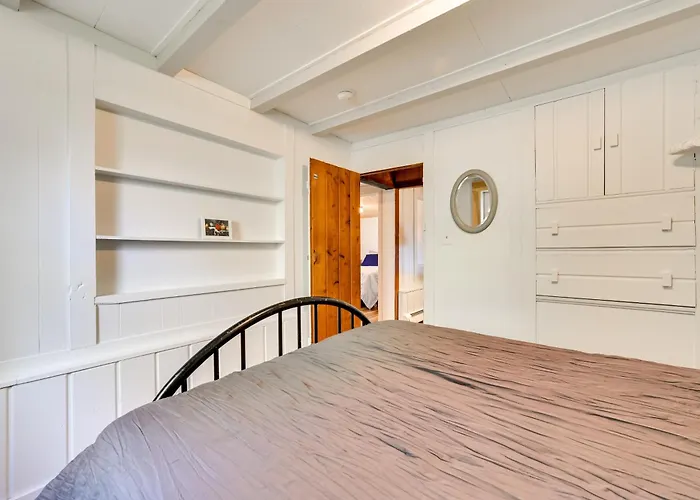 Cozy Harbor Springs Vacation Rental, 13 Mi To Town