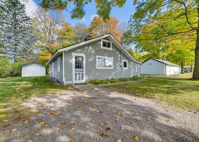 Cozy Harbor Springs Vacation Rental, 13 Mi To Town